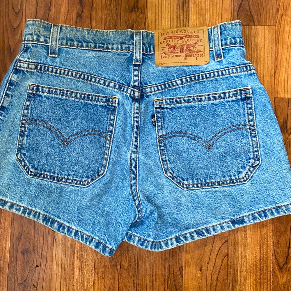 🌸🌸LEVIS SHORTS 🌸🌸 - Picture 5 of 9